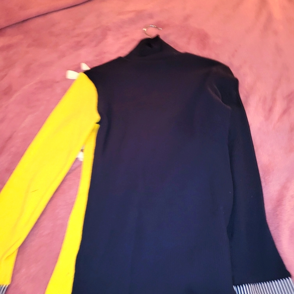Size large, blue and yellow contrast turtle neck